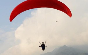 Huy động hàng chục chiến sĩ tìm kiếm phi công dù lượn rơi xuống rừng già ở Lai Châu