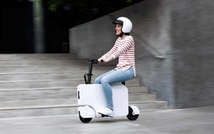Honda bắt đầu bán mẫu scooter điện mini có một không hai: Gập gọn như 1 chiếc vali, giá dưới 1.000 USD