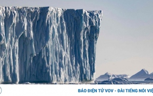 Người đầu tiên trên thế giới vượt thác băng ở Bắc cực bằng thuyền Kayak