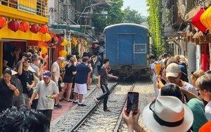 Nườm nượp khách du lịch check-in phố đường tàu "mới mọc" ở Hà Nội