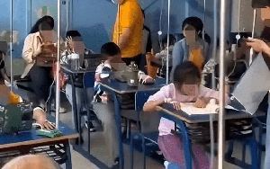 Bức ảnh ở bệnh viện nhi khiến người lớn nín lặng: Học sinh giờ "vất vả" hơn nhân viên văn phòng thật!