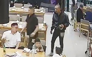 Ba cháu bé gào khóc, cầu cứu khi người cha bất ngờ bị đánh dã man tại nhà hàng