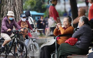 Chùm ảnh: Hà Nội sáng bình yên trong cơn gió lạnh đầu mùa, người dân co ro khoác thêm áo ấm