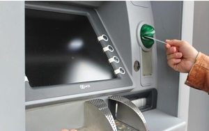 Đến ATM rút tiền, hệ thống báo lỗi nhưng tiền vẫn bị trừ, ngân hàng nói không liên quan, công an vạch trần trò lừa đảo tinh vi