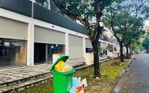 Shophouse triệu đô vùng ven Tp.HCM: Rêu xanh, cỏ dại phủ lối đi