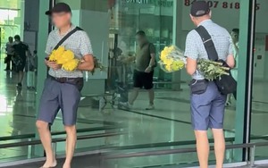 Chuyện anh Tây cầm hoa cúc vàng ra sân bay đón vợ hút triệu view: Sự thật được tiết lộ