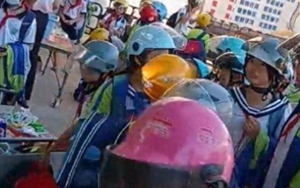 Chuyện thật như đùa: Nhà trường bắt học sinh đội mũ bảo hiểm... khi đi bộ đến trường