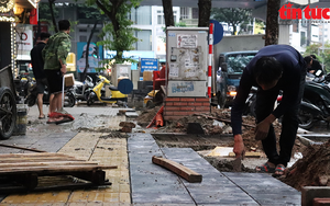 Vỉa hè Hà Nội "rục rịch" tân trang cuối năm, gây không ít phiền hà cho người dân