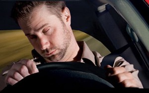 Các dấu hiệu tài xế sắp ngủ gật khi lái xe