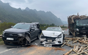 4 xe ô tô đâm nhau liên hoàn ở Lạng Sơn, gỗ rơi tràn quốc lộ 1A