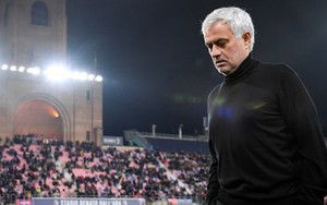 Roma thua bạc nhược, Mourinho dọa chia tay