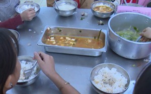 Vụ nghi cắt xén bữa ăn học sinh vùng cao: Lãnh đạo nhà trường nói thầy cô dàn dựng video gửi cho báo chí