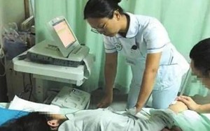 Con dâu mới sinh kêu buồn ngủ, mẹ chồng lật chăn xem liền đưa vào viện