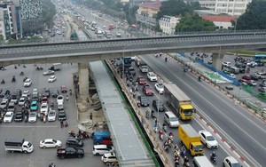 Cận cảnh 2 cầu vượt thép Mai Dịch lỡ tiến độ gây ùn tắc giao thông dịp cuối năm 2023