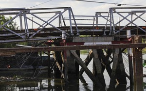 Tháo dỡ cầu sắt 50 tuổi ở phía Nam TPHCM có nguy cơ sập