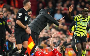 Hậu vệ Liverpool gãy xương quai xanh sau va chạm hy hữu với HLV Jurgen Klopp