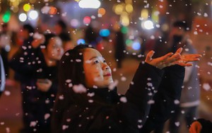 Người dân Hà Nội ngắm tuyết rơi đón Giáng sinh trên phố đi bộ