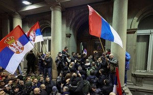 Người biểu tình phe đối lập bao vây toà nhà hành chính ở thủ đô Serbia