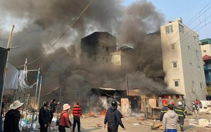 Hà Nội: Cháy gần chợ nông sản, nhiều nhà cao tầng xung quanh ngập trong khói đen