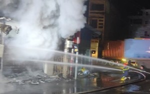 Cửa hàng nhựa ở Hải Phòng bốc cháy trong đêm, lửa lan sang 2 nhà dân