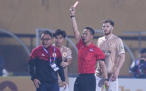 Sếp CLB CAHN xô xát với trọng tài, lĩnh thẻ đỏ rời sân trong trận cầu khó tin tại V.League