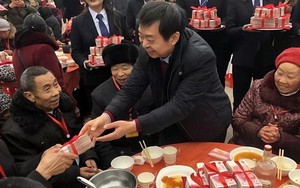 Dân làng góp hơn 200.000 đồng cho lập nghiệp, nhiều năm sau cả làng nhận "báo ơn" tiền tỷ, mời bay trực thăng