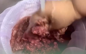 Clip triệu view bày cách rửa thịt xay bị dân tình "ném đá" dữ dội