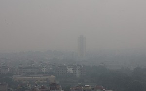 Không khí Hà Nội ô nhiễm trầm trọng, cả thành phố chìm trong màn sương trắng từ sáng đến tối