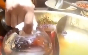 Đầu bếp nhà hàng chỉ cách vớt sạch váng mỡ béo ngấy trong nồi canh chỉ bằng 1 động tác