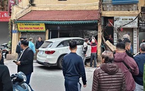 Clip TNGT: Mercedes-Benz GLC đâm đổ nhà cổ trên phố Hàng Bạc