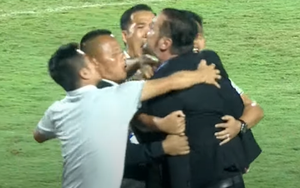 Sân bóng V.League náo loạn, CĐV chủ nhà quây kín xe đội khách, cảnh sát cơ động phải can thiệp