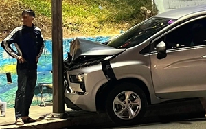 Đằng sau những bức ảnh TNGT: Bất cẩn, tài xế Mitsubishi Xpander hối hận vì thử sức với cột điện