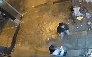 Xin lỗi bạn gái nhiều lần không được, chàng trai có hành động lạ giữa đường phố mặc kệ bao người nhìn