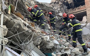 Đoàn cảnh sát cứu hộ Việt Nam chạy đua với thời gian cắt thép, lật bê tông tìm kiếm nạn nhân động đất ở Thổ Nhĩ Kỳ