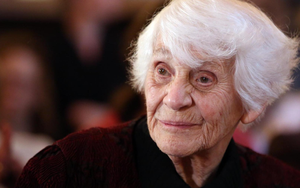 Nộp luận án từ năm 1938, bà cụ nhận được bằng Tiến sĩ sau 77 năm