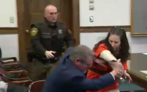 CLIP: Nữ bị cáo nổi đóa tấn công luật sư tại tòa