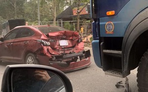 Đằng sau những bức ảnh TNGT: Không giữ khoảng cách, xe tải “dồn toa” hai xe con bẹp rúm