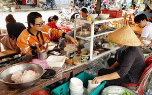 Về Đà Nẵng ghé quán bún hơn 30 năm bên đường tàu, giá rẻ bất ngờ