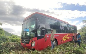 Khánh Hoà: Xe khách mất lái lao xuống vực sâu