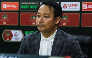 'Chẳng giải VĐQG nào như V.League, đá vài vòng lại nghỉ cả tháng trời'