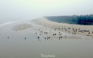 Hàng trăm người ngâm mình trong giá lạnh để săn 'lộc trời'