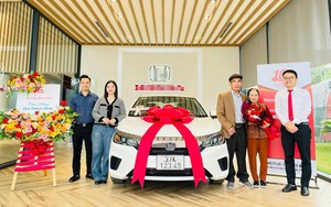 Mua ô tô tặng bố mẹ, cô gái Nghệ An bấm được biển VIP 12345