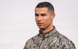 Ronaldo rạng rỡ trong trang phục truyền thống của Saudi Arabia