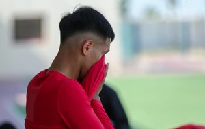 Cầu thủ U20 Việt Nam bật khóc khi HLV Hoàng Anh Tuấn chốt người dự giải châu Á
