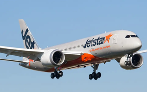 Liên tiếp gặp sự cố ly kỳ, máy bay Jetstar nhốt khách trong 7 giờ