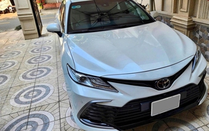 Chủ Toyota Camry chịu lỗ trăm triệu nhưng vẫn bị chê vì đắt hơn giá chưa bóc tem: 'Như này mua xe mới cho sướng'