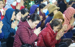 Người dân đổ về chùa Phúc Khánh dâng sao giải hạn trong đêm