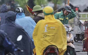 Thót tim cảnh người dân vô tư 'cắt' đầu tàu hỏa, coi thường barie tại Hà Nội