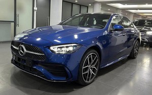 Chiếc Mercedes-Benz C 300 nhập khẩu này mất giá 25 triệu đồng/km lăn bánh: Màu sơn hiếm, có trang bị hơn xe chính hãng