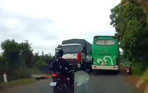CLIP: Thót tim với xe khách vượt ẩu, ép xe máy ngã xuống đường